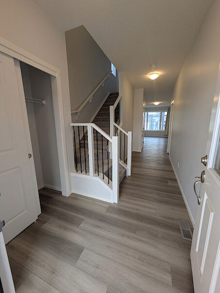 Edmonton 3 bedrooms Main Floor for rent. Property photo: 640911-2