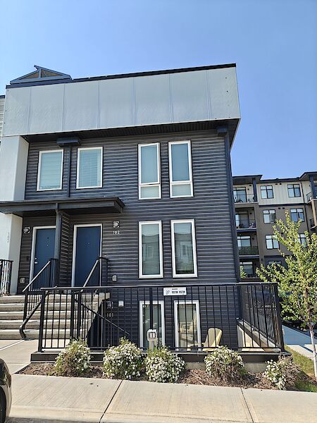 Outside+Front+Corner+unit Calgary 3 + Den bedrooms Townhouse for rent. Property photo: 640984-2