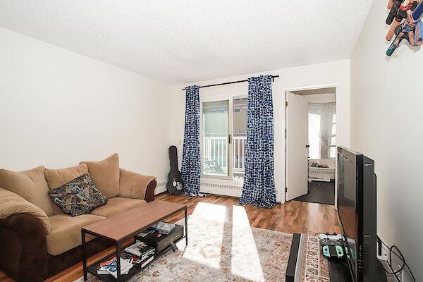 Calgary 2 bedrooms Condo Unit for rent. Property photo: 640996-2