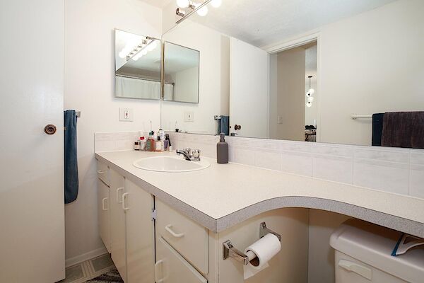 Calgary 2 bedrooms Condo Unit for rent. Property photo: 640996-3