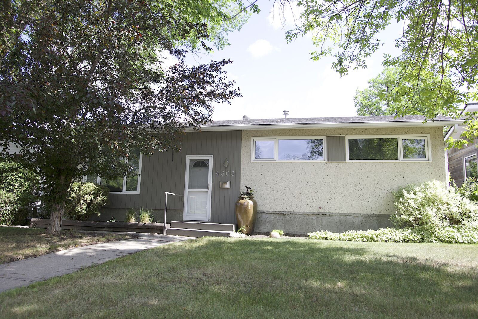 Front+Yard Edmonton 5 bedrooms House for rent. Property photo: 641130-1