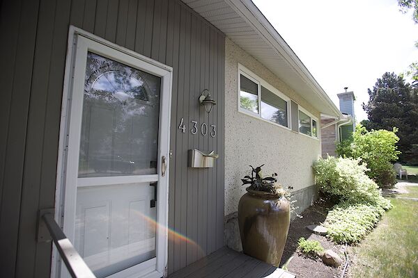 Front+Door Edmonton 5 bedrooms House for rent. Property photo: 641130-2