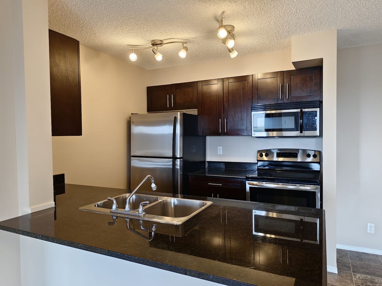 Calgary 2 + Den bedrooms Condo Unit for rent. Property photo: 641171-1