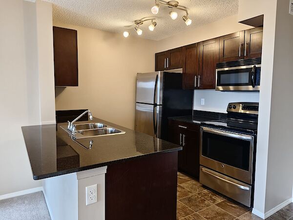 Calgary 2 + Den bedrooms Condo Unit for rent. Property photo: 641171-2