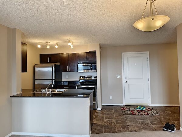 Calgary 2 + Den bedrooms Condo Unit for rent. Property photo: 641171-3