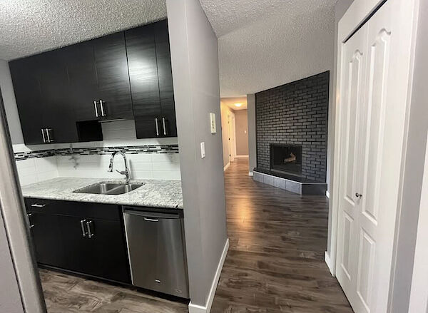 Edmonton 2 bedrooms Condo Unit for rent. Property photo: 641179-2