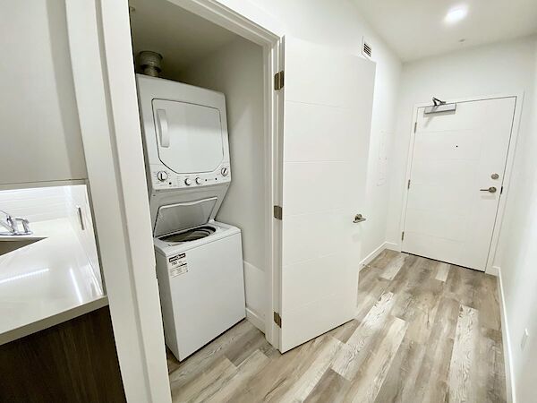 Edmonton studio Condo Unit for rent. Property photo: 641250-3