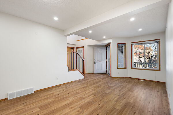 Calgary 5 bedrooms House for rent. Property photo: 641262-2