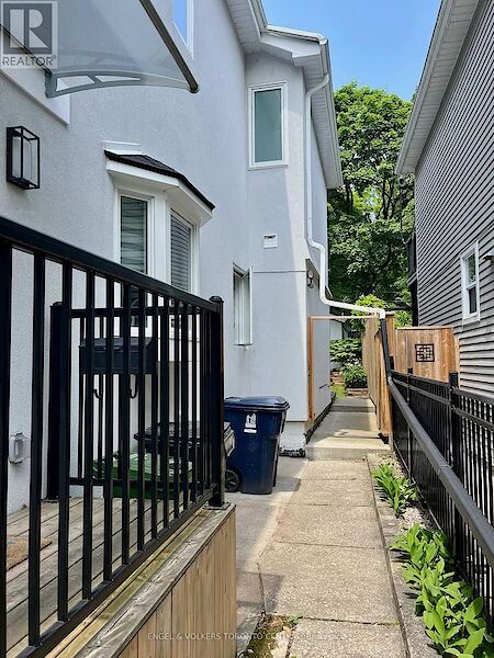 Toronto 4 bedrooms House for rent. Property photo: 641294-3