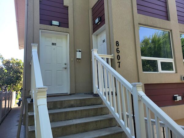 Edmonton 2 + Den bedrooms Townhouse for rent. Property photo: 641438-2