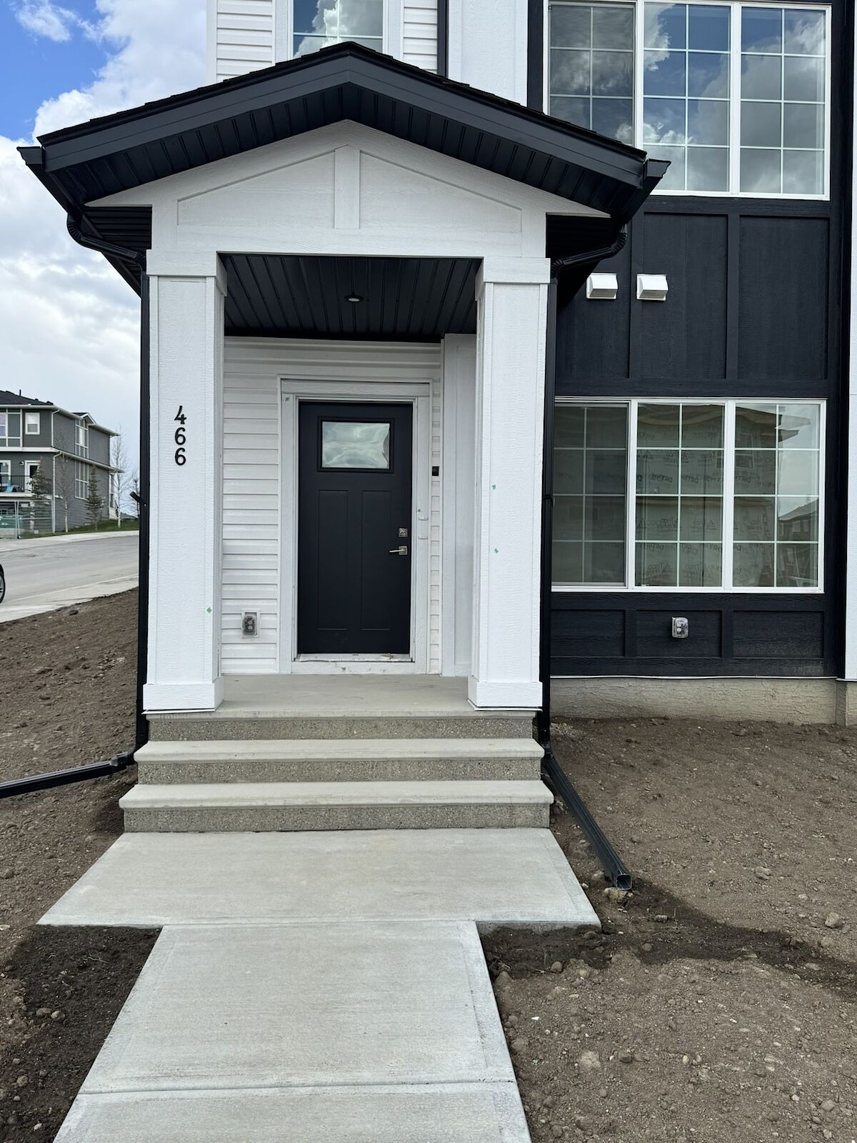 Front+Entrance Calgary 2 bedrooms Main Floor for rent. Property photo: 641494-1