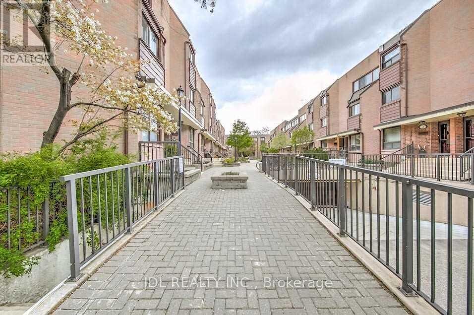 Toronto 4 bedrooms Townhouse for rent. Property photo: 641556-1