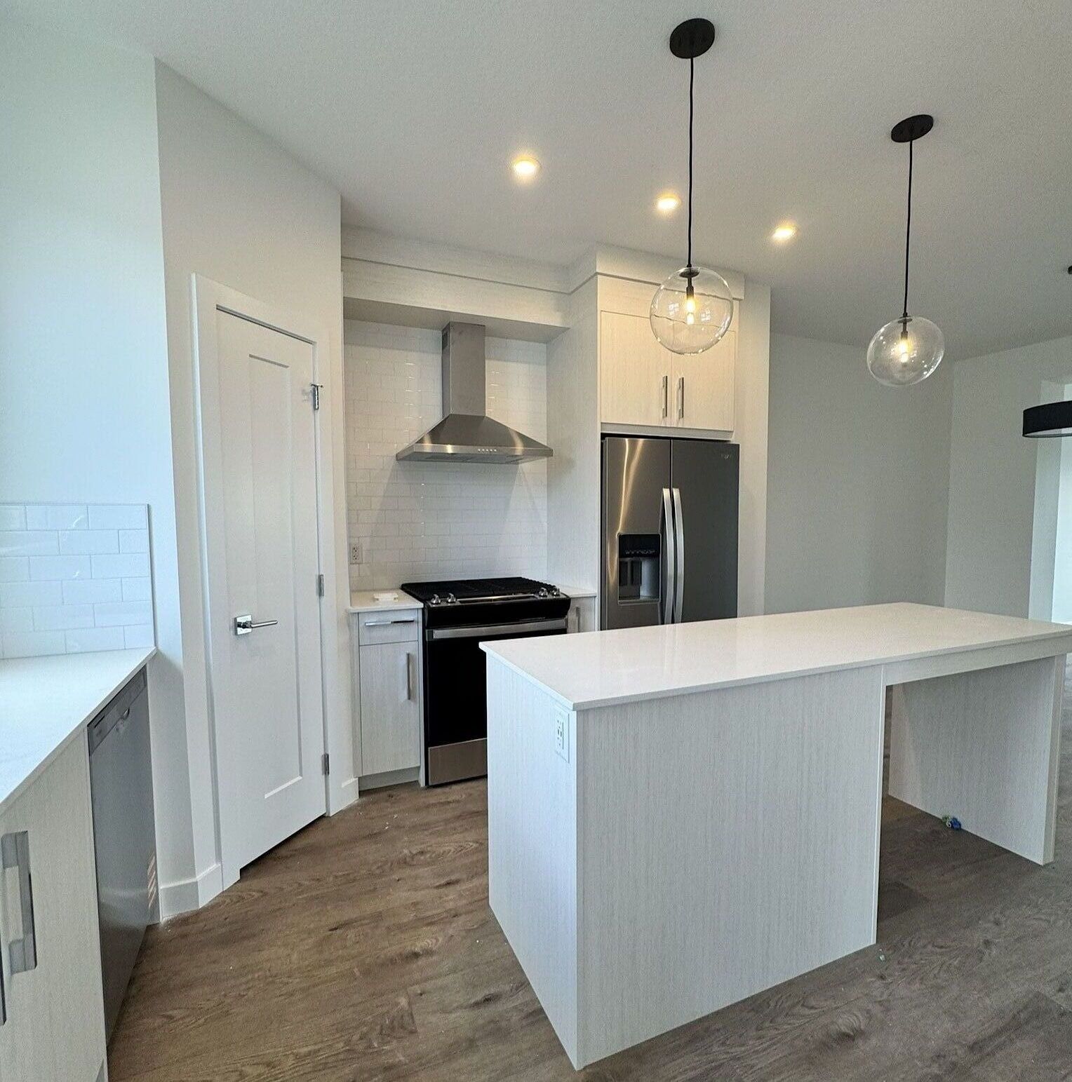 Kitchen Calgary 3 + Den bedrooms Duplex for rent. Property photo: 641715-1