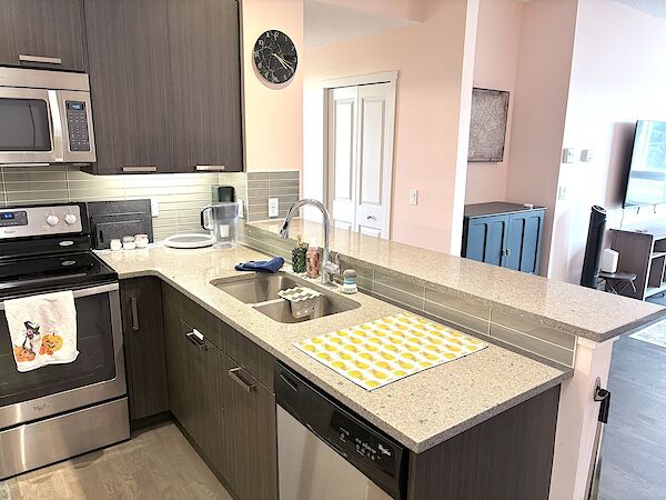Kitchen Calgary 2 bedrooms Condo Unit for rent. Property photo: 641877-3