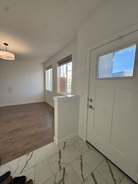 Chestermere 3 bedrooms Main Floor for rent. Property photo: 642056-3