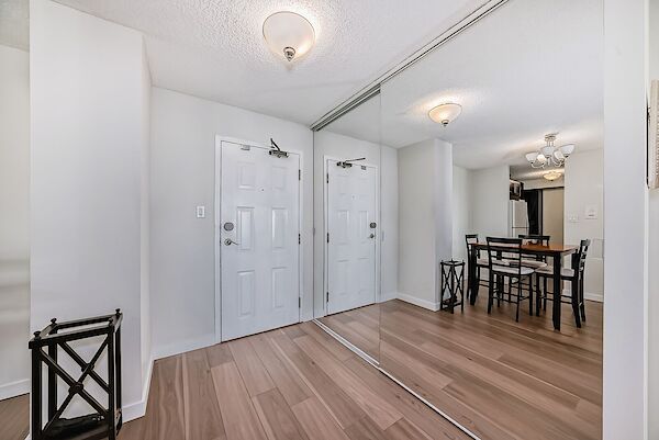 Calgary 2 bedrooms Condo Unit for rent. Property photo: 642095-3
