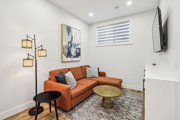 Calgary 2 bedrooms Basement for rent. Property photo: 642147-2
