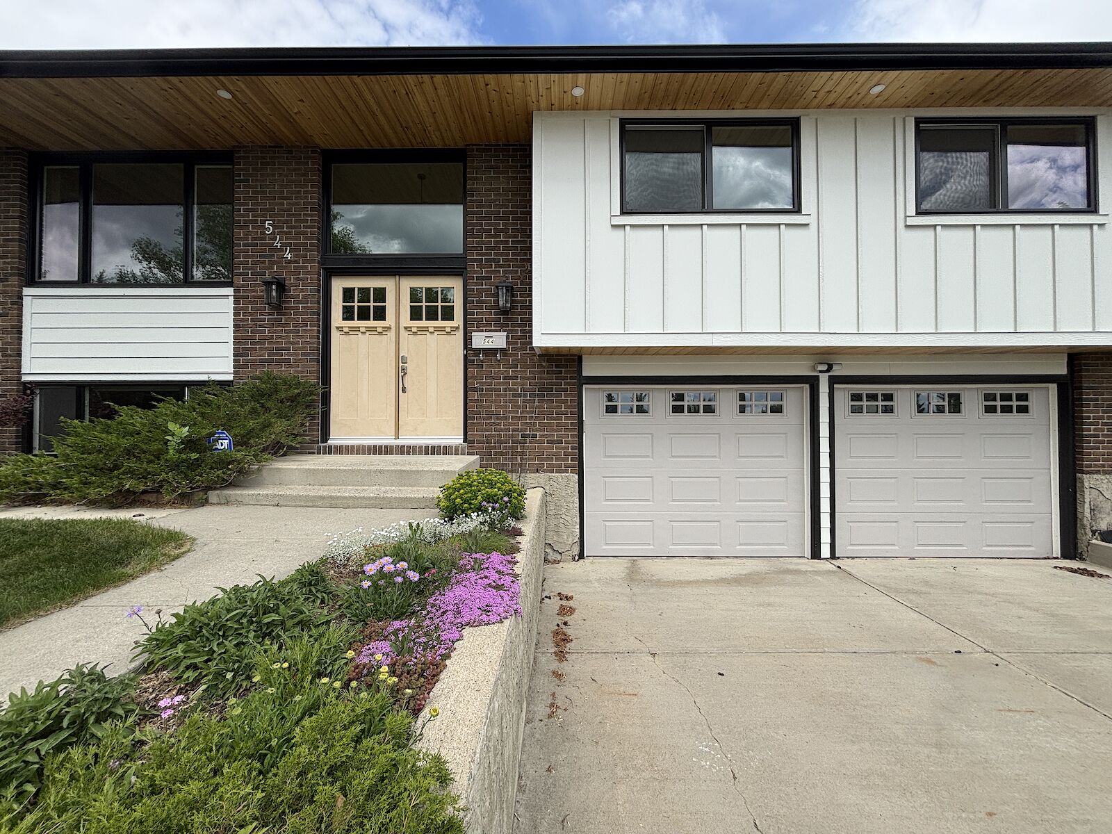 Calgary 4 bedrooms House for rent. Property photo: 642839-1