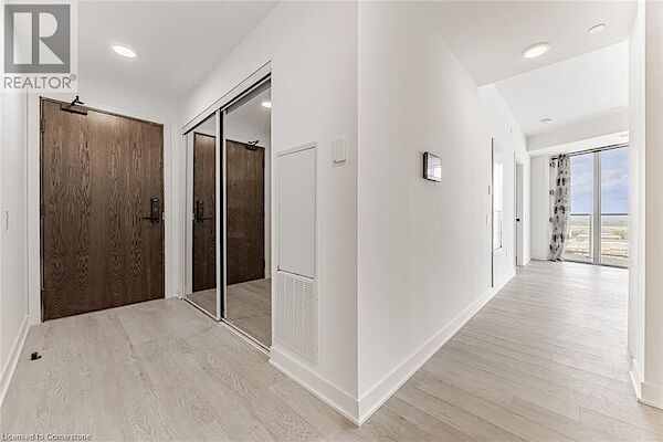 Corridor+featuring+light+wood+finished+floors+and+baseboards Hamilton 3 bedrooms Apartment for rent. Property photo: 643140-3