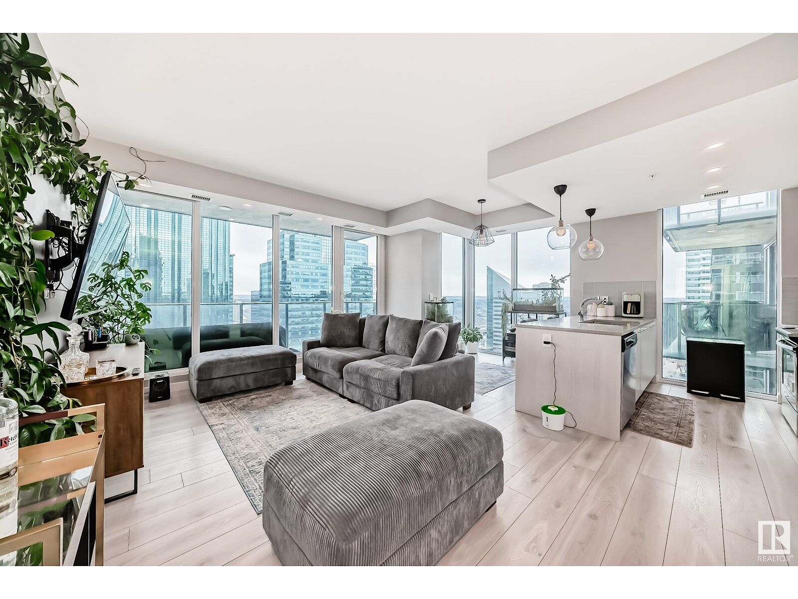 Edmonton 2 bedrooms Condo Unit for rent. Property photo: 643262-1