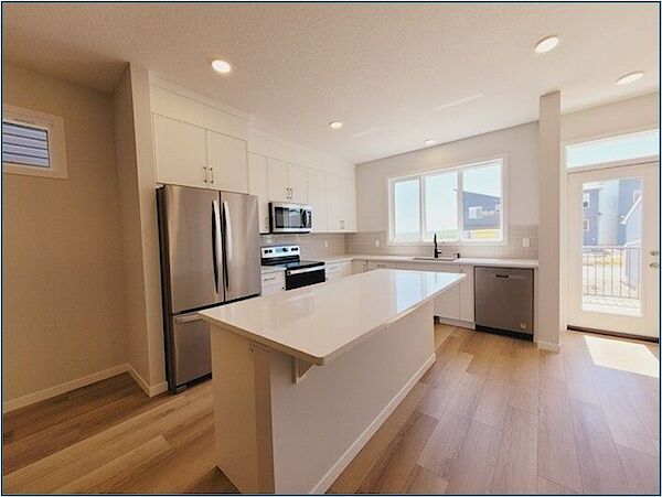 Calgary 4 bedrooms House for rent. Property photo: 643412-2