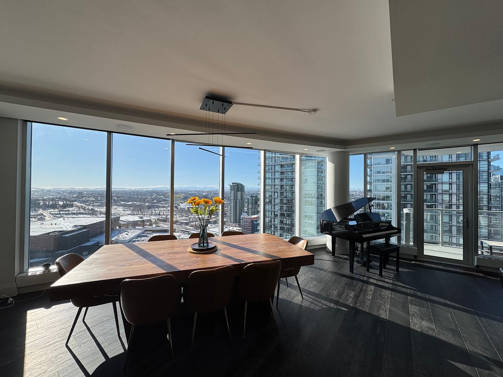 Calgary 2 bedrooms Condo Unit for rent. Property photo: 643422-1