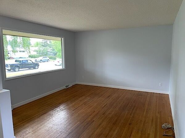 Calgary 5 bedrooms House for rent. Property photo: 643464-3