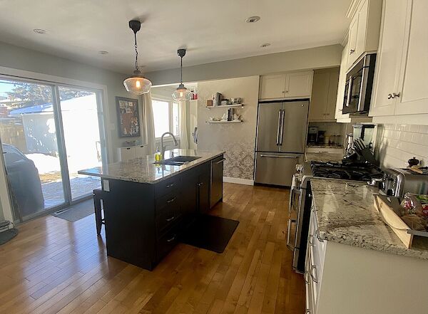 Kitchen+view+from+Dining Calgary 4 + Den bedrooms House for rent. Property photo: 643581-2