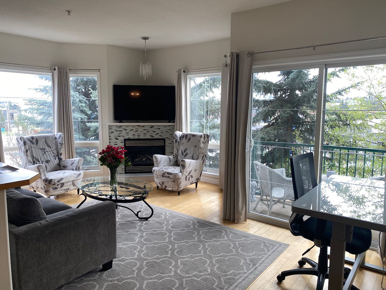 Calgary 2 bedrooms Condo Unit for rent. Property photo: 643696-1