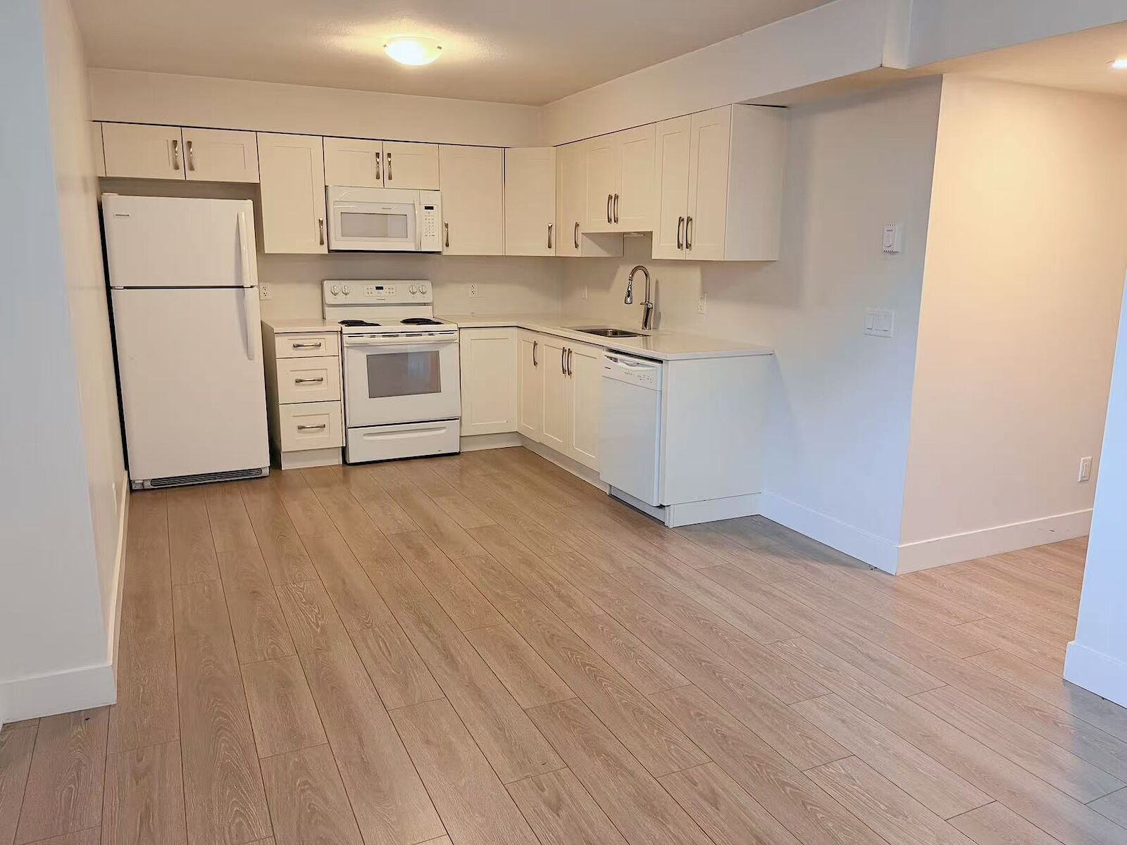 Surrey 2 bedrooms Basement for rent. Property photo: 643819-1