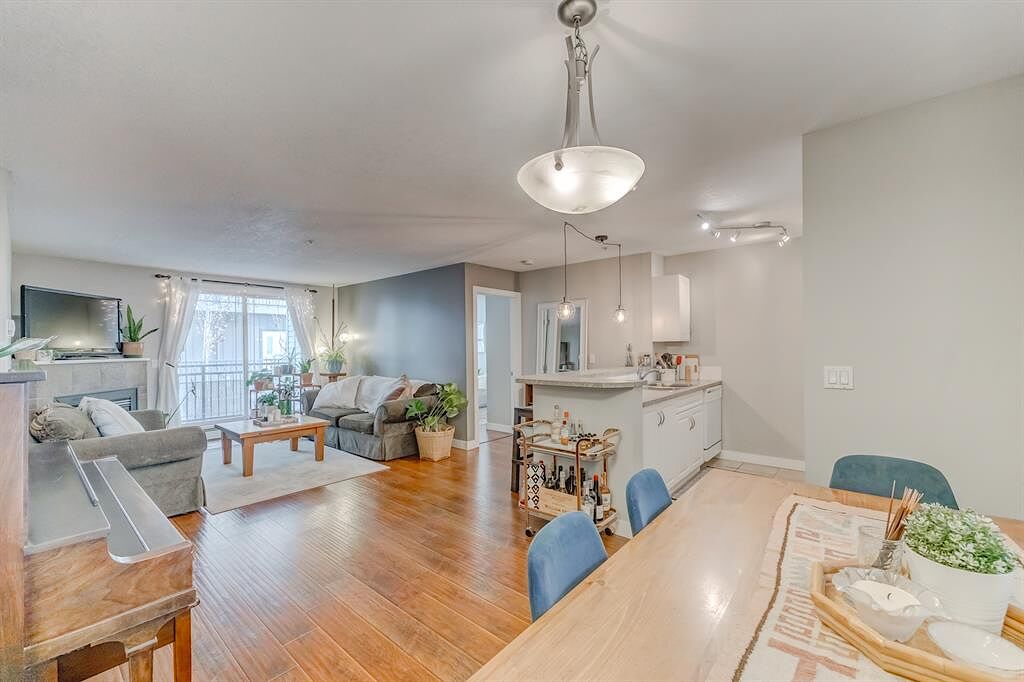 Calgary 2 bedrooms Condo Unit for rent. Property photo: 643844-1