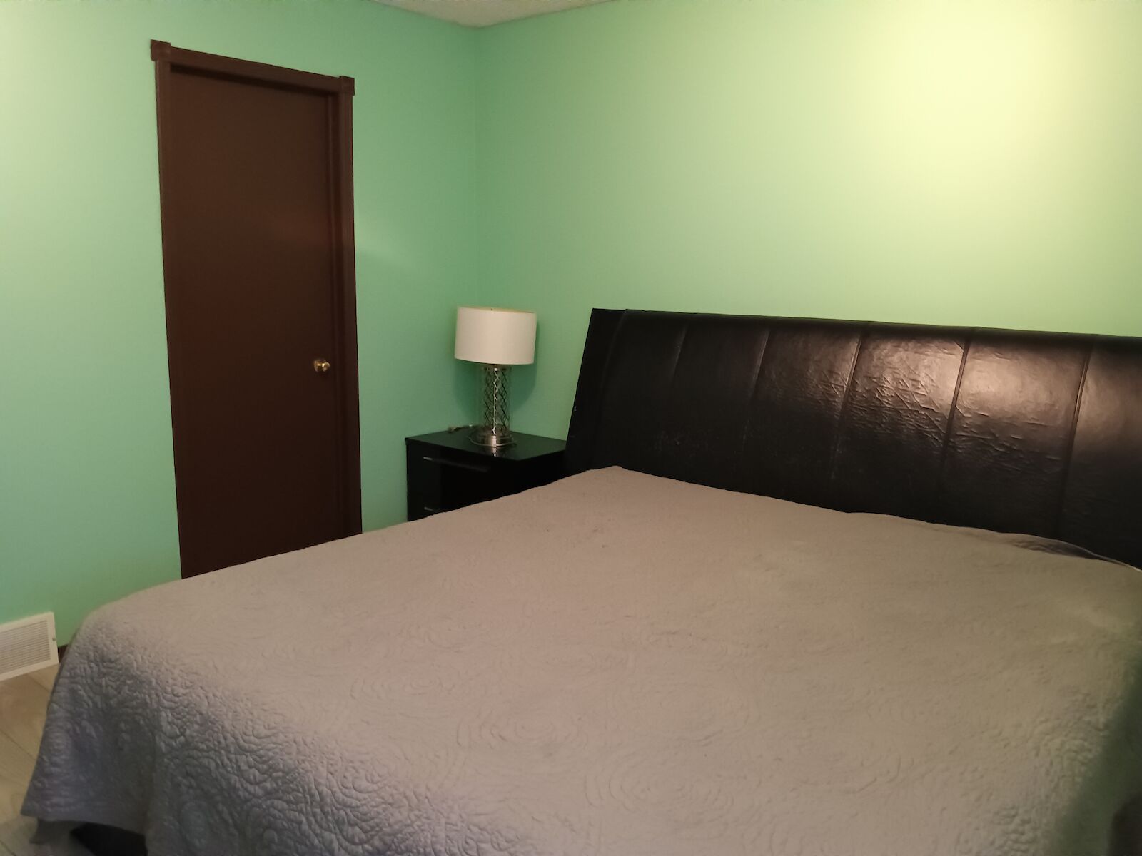 Calgary 2 bedrooms House for rent. Property photo: 644059-1
