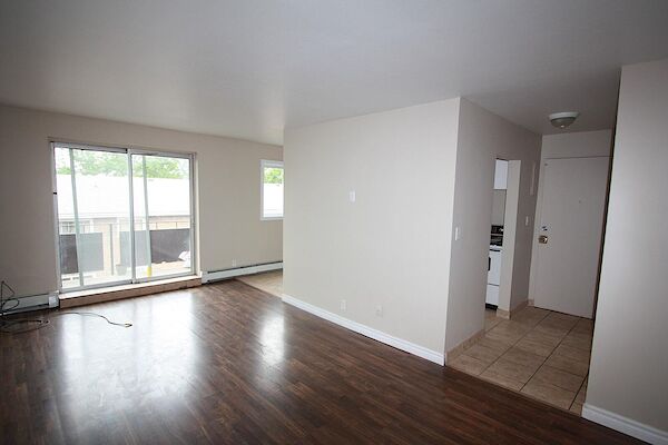 Apartments+For+Rent+1+Bedroom+-+119+Parker+St+Sarnia+ON Sarnia 1 bedroom Apartment for rent. Property photo: 644220-2