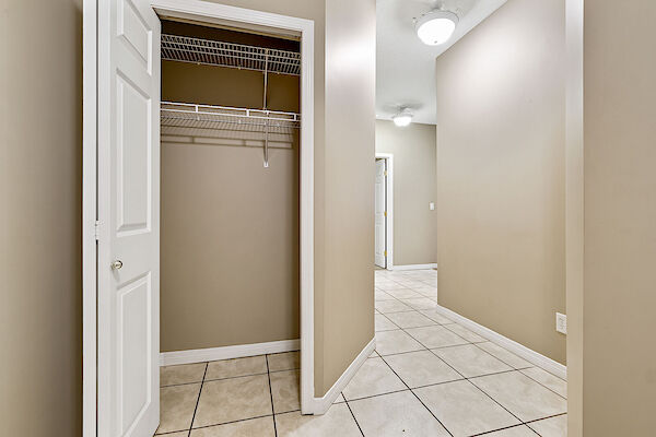 Calgary 2 + Den bedrooms Condo Unit for rent. Property photo: 644648-3