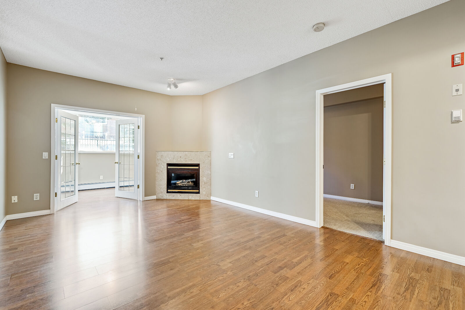 Calgary 2 + Den bedrooms Condo Unit for rent. Property photo: 644872-1
