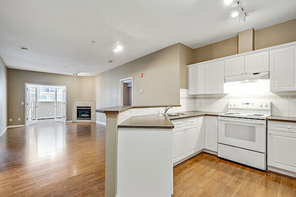 Calgary 2 + Den bedrooms Condo Unit for rent. Property photo: 644872-3
