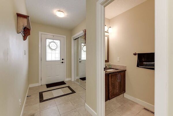 Edmonton 4 + Den bedrooms Duplex for rent. Property photo: 645116-2