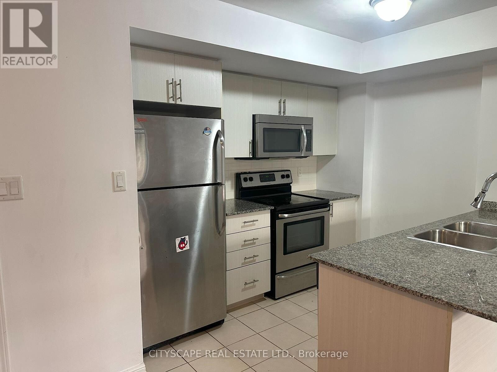 Toronto 3 bedrooms Townhouse for rent. Property photo: 646018-1