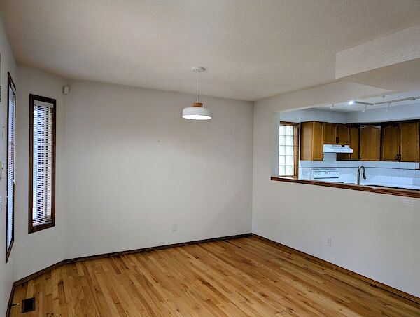 Calgary 2 bedrooms Duplex for rent. Property photo: 646038-2