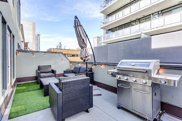 Incredible+Main+Balcony+Views+of+CT+Tower Calgary 2 bedrooms Loft for rent. Property photo: 646104-2
