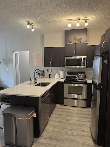 Calgary 2 + Den bedrooms Condo Unit for rent. Property photo: 646348-3