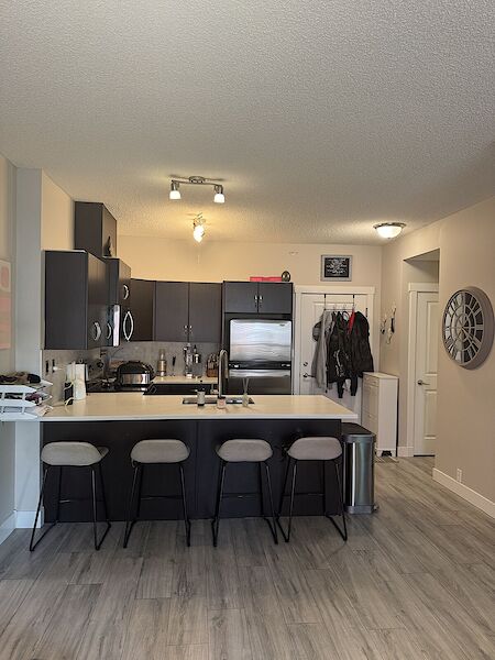 Calgary 2 + Den bedrooms Condo Unit for rent. Property photo: 646348-2