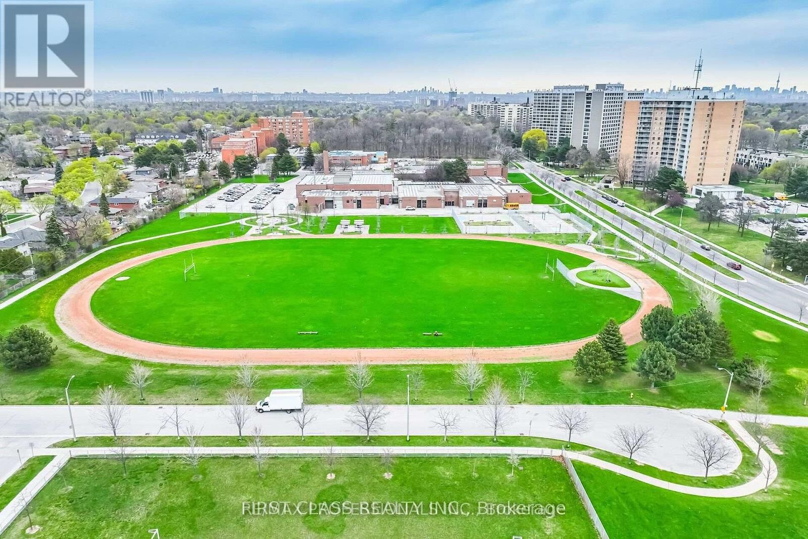 Toronto 5 bedrooms Townhouse for rent. Property photo: 646410-1
