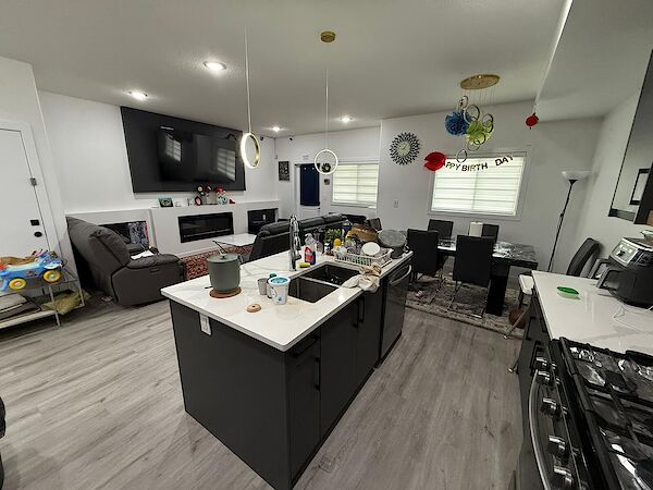 Edmonton 3 + Den bedrooms Main Floor for rent. Property photo: 646417-3