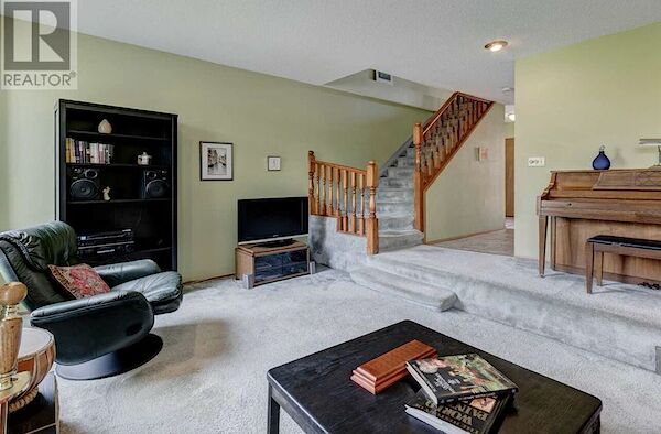 Calgary 3 + Den bedrooms House for rent. Property photo: 646529-3