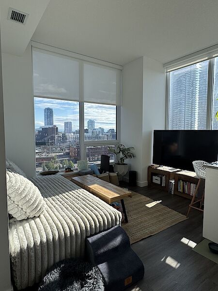 Calgary 2 bedrooms Condo Unit for rent. Property photo: 647057-2