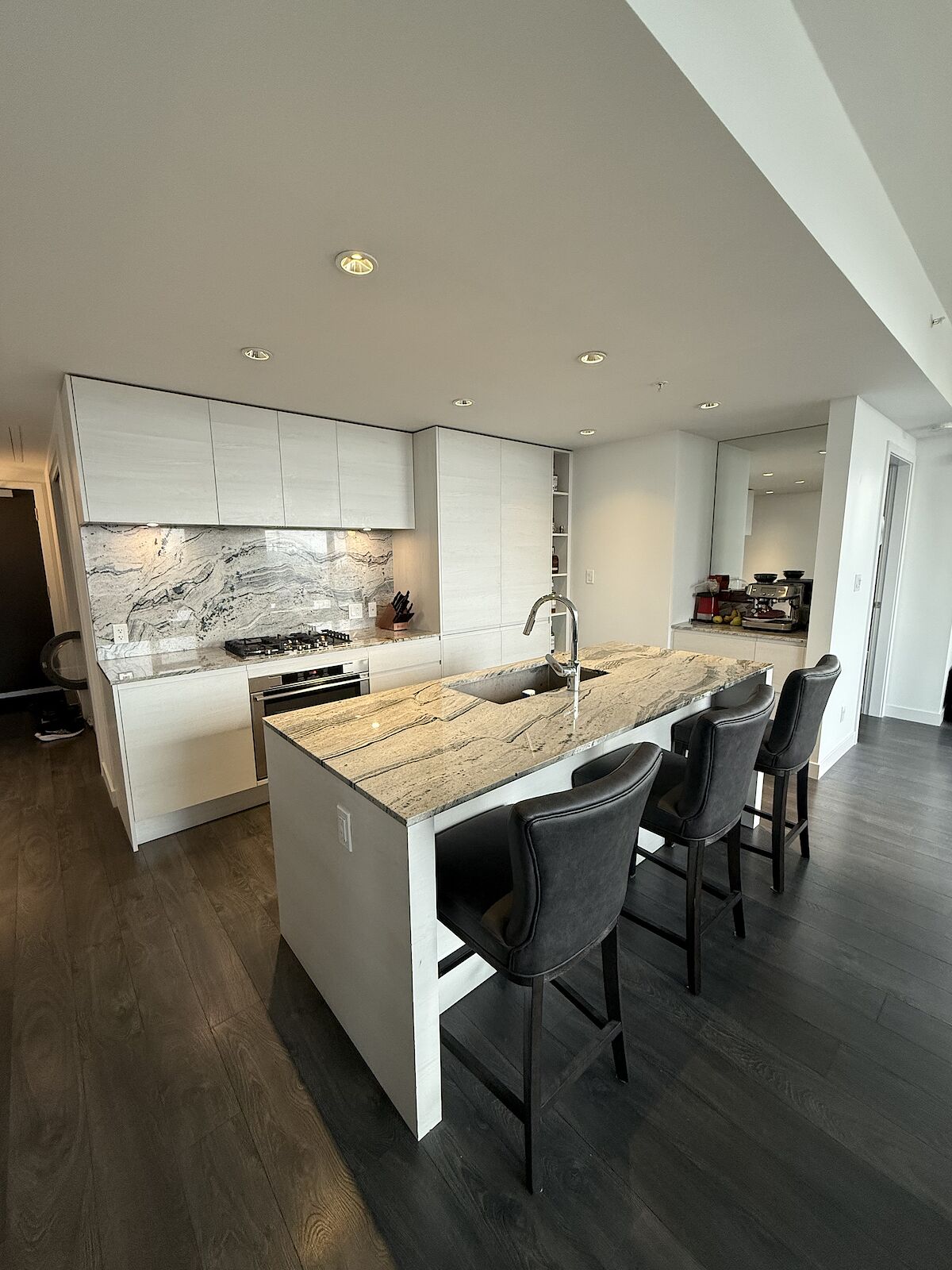 Calgary 2 + Den bedrooms Condo Unit for rent. Property photo: 647268-1