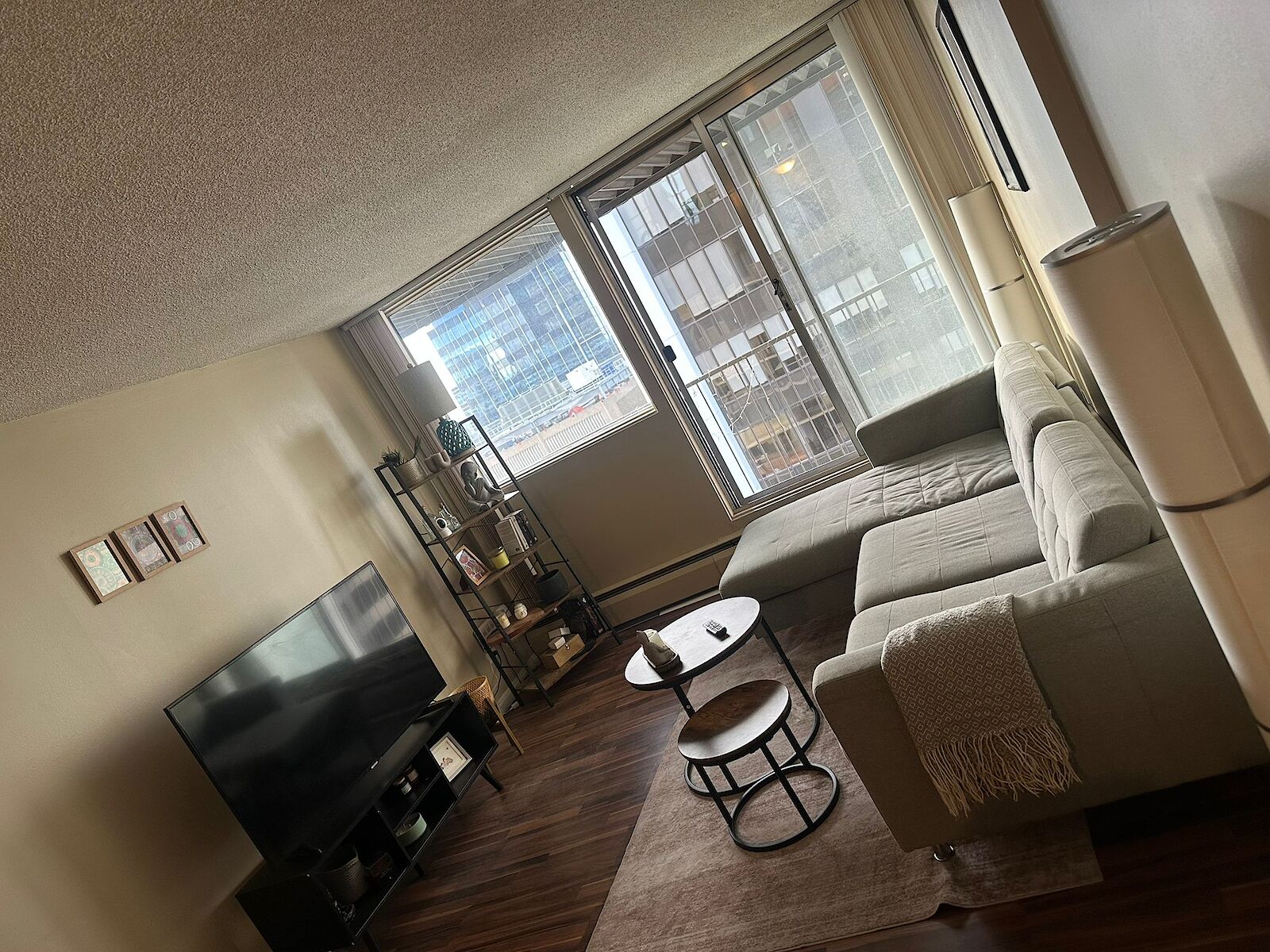 Living+room Calgary 1 bedroom Condo Unit for rent. Property photo: 647296-1