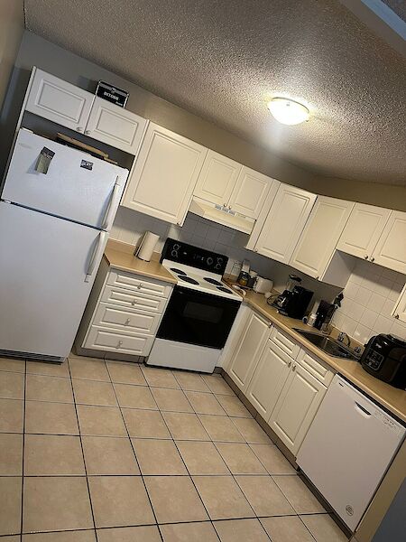 Kitchen Calgary 1 bedroom Condo Unit for rent. Property photo: 647296-3