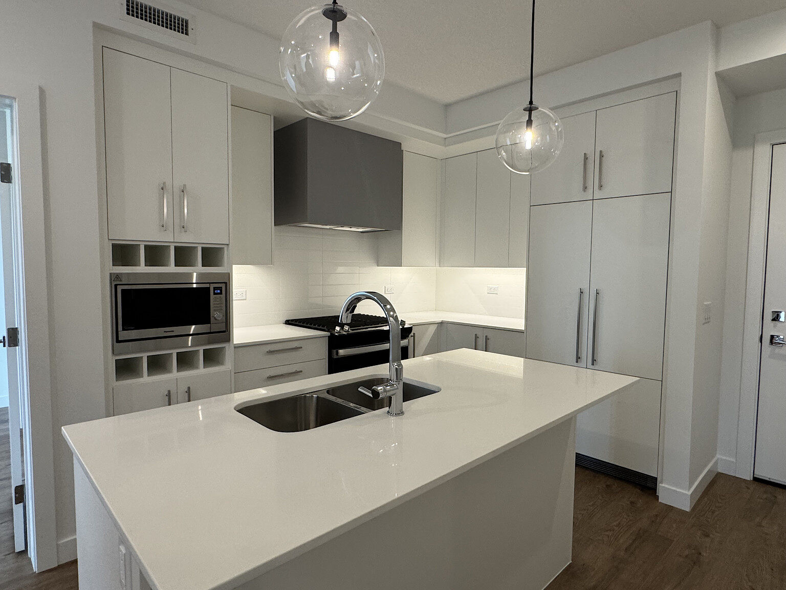Calgary 2 bedrooms Condo Unit for rent. Property photo: 647399-1